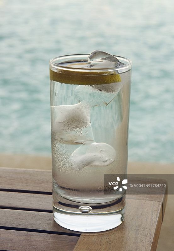 装满冰块的水杯图片素材