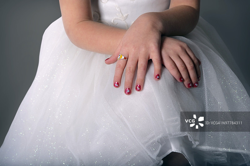 穿着白色裙子的小女孩图片素材