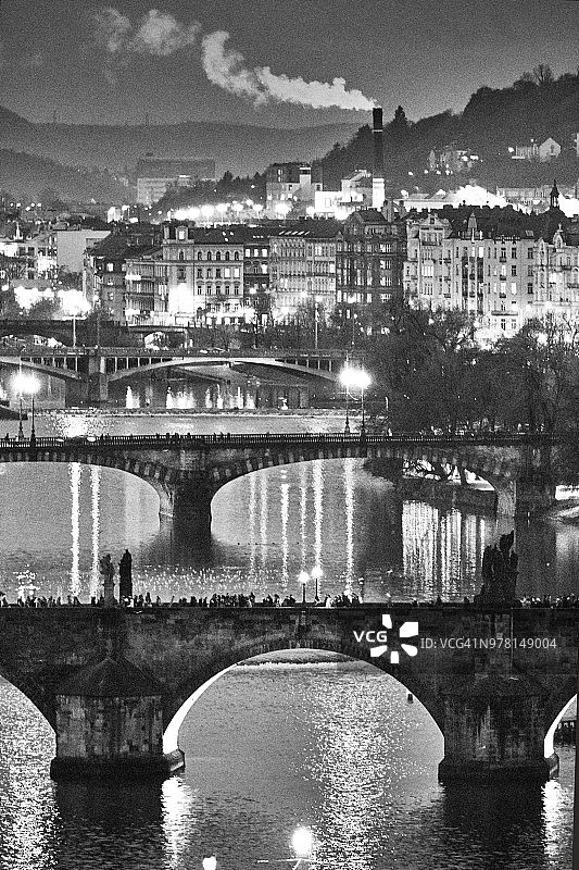 夜幕降临，伏尔塔瓦河上的布拉格查理大桥图片素材