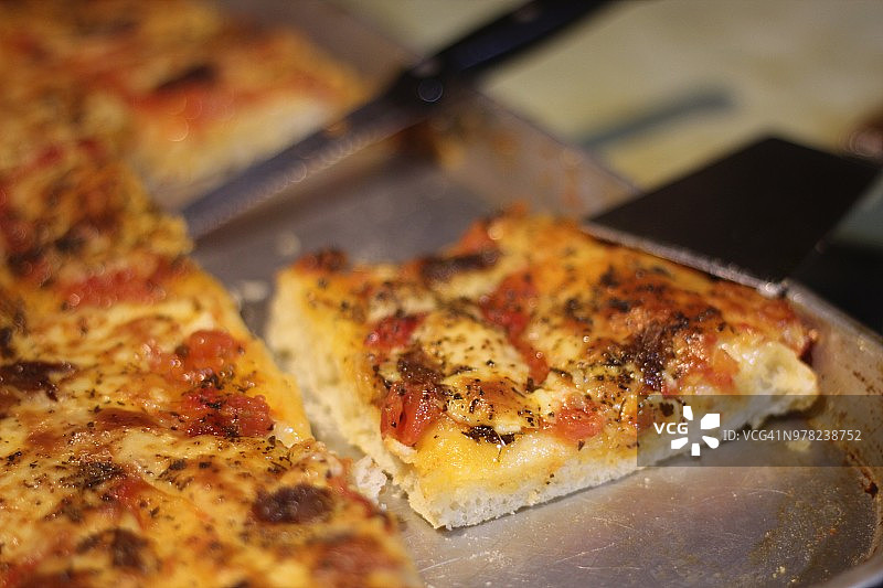 托盘上的披萨图片素材