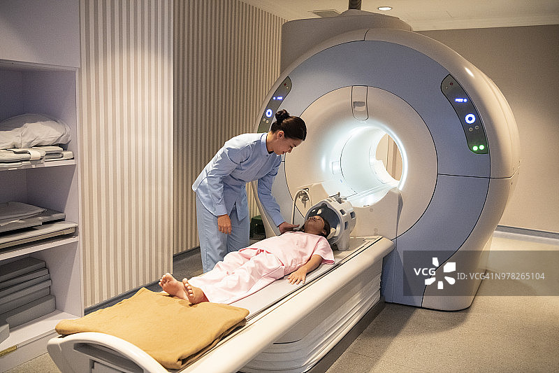 女放射科医生为女孩准备MRI扫描图片素材