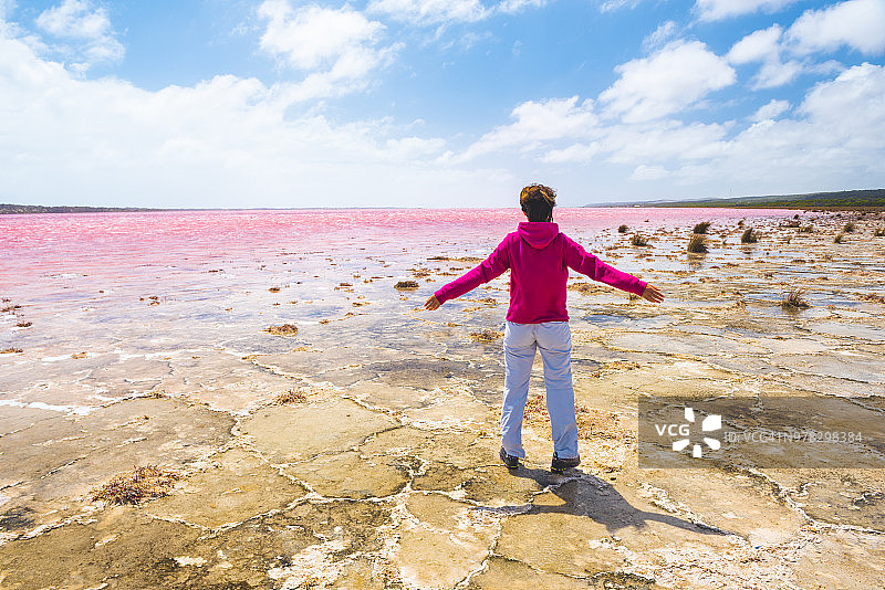 游客惊叹于西澳大利亚粉色赫特泻湖美景图片素材
