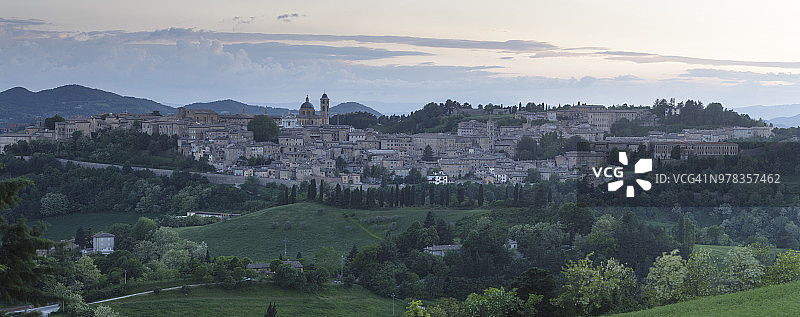 意大利马尔凯大区的乌尔比诺市图片素材