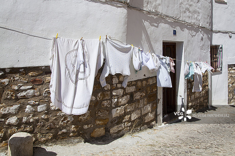 在西班牙哈恩省萨维奥特镇老房子的外墙上清洗图片素材