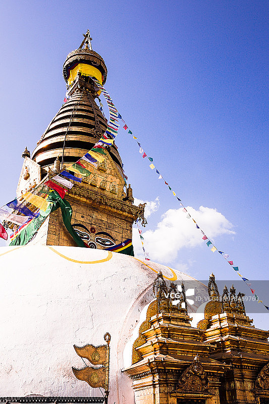 尼泊尔加德满都斯瓦扬布纳特寺（猴庙）佛塔。加德满都谷地一座小山顶上的古代宗教建筑，位于加德满都市以西。带有文案空间的图片。图片素材