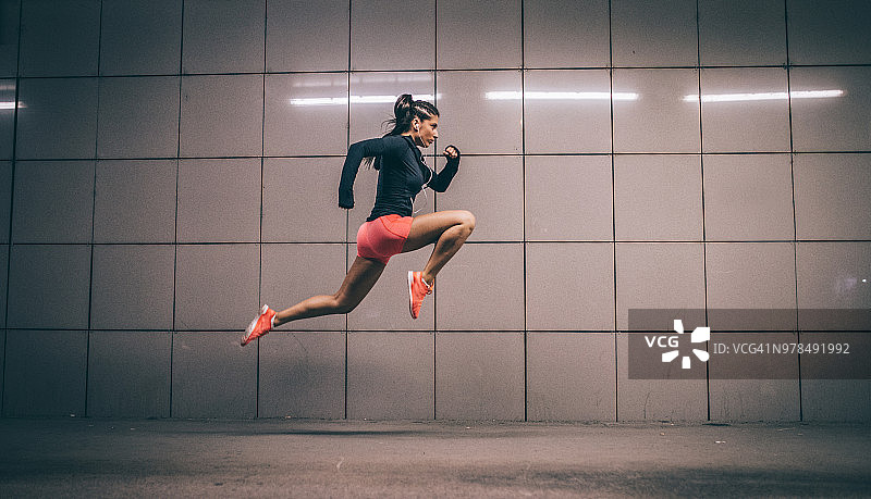 女人跑图片素材