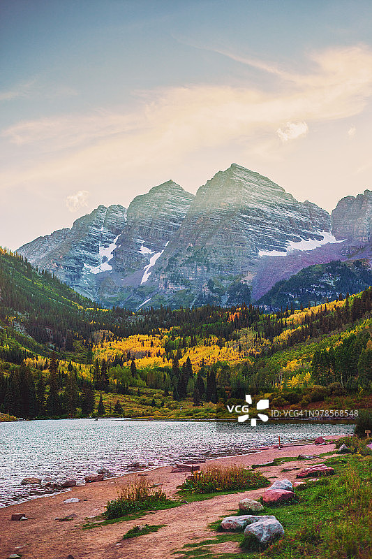 美国科罗拉多州马鲁恩峰湖泊日落图片素材