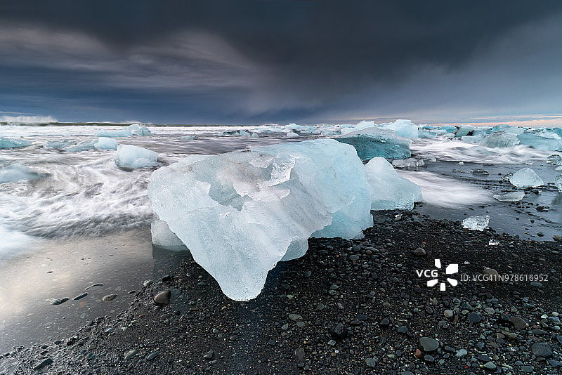 冰岛杰古沙龙冰川湖的冰封景观图片素材