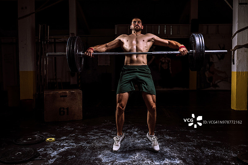 举重的健壮青年图片素材
