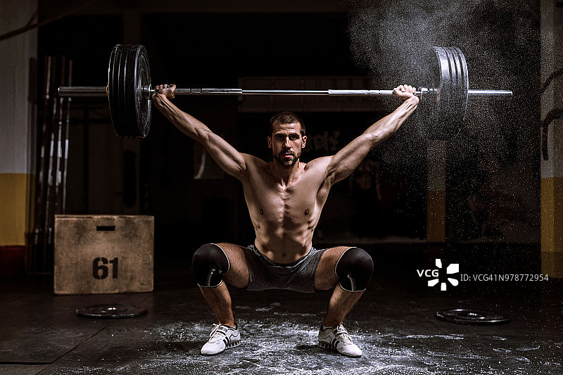 举重的健壮青年图片素材