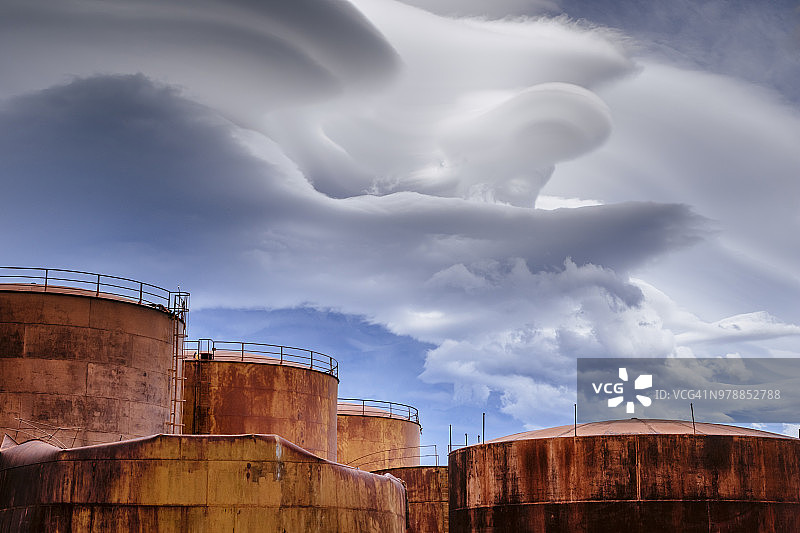 格里特维肯港口壮观的荚状云和废弃的捕鲸工业设施图片素材