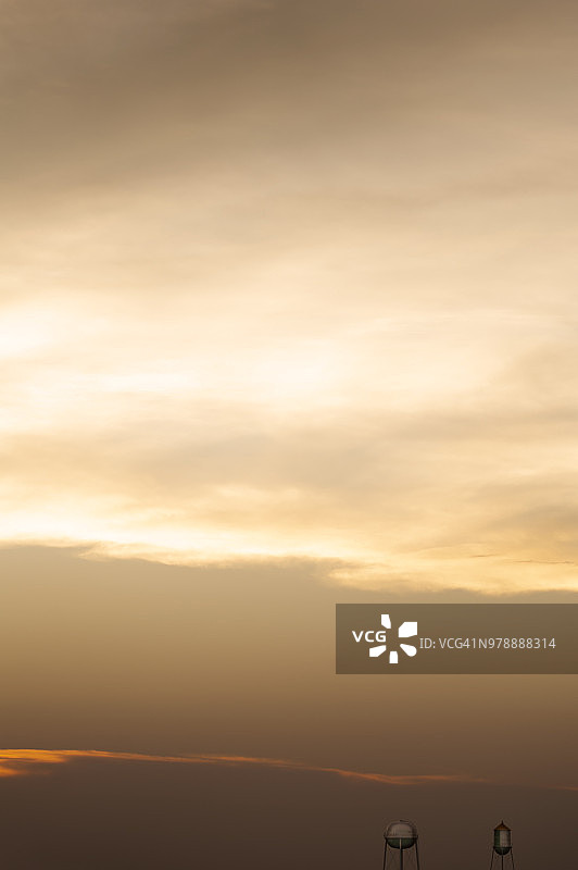 爱荷华州乡村地区夏季云景：冷热水塔图片素材