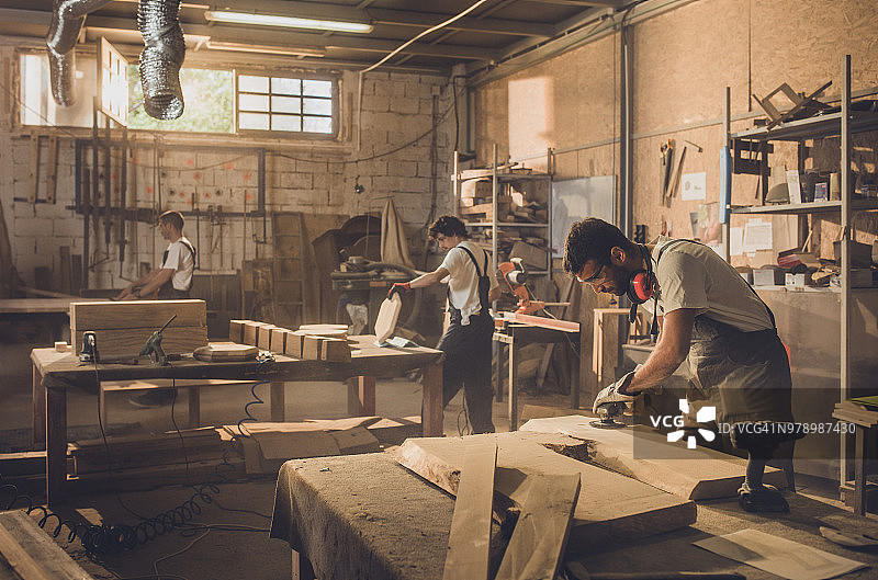 在木工车间工作的手工工人图片素材