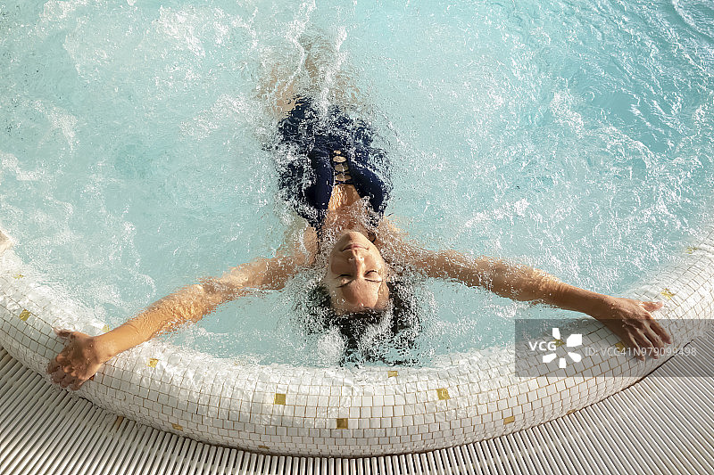 在水力按摩池中放松的女人图片素材