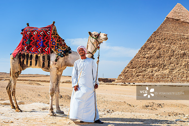 贝都因人和金字塔图片素材