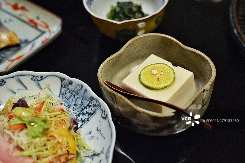 日式旅馆的怀石早餐：冷豆腐图片素材