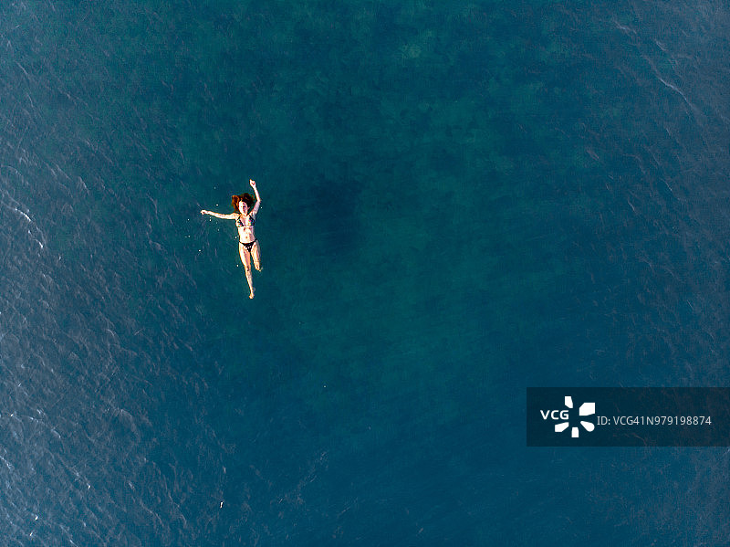 游泳的女人航拍图片素材