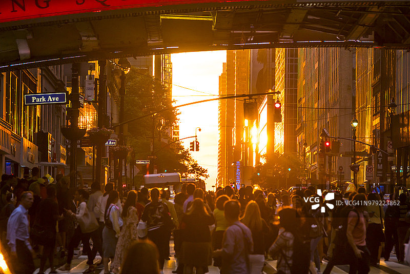 纽约曼哈顿悬日：日落街头的人们与车辆图片素材