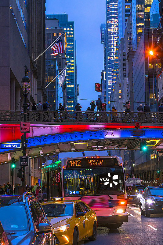 曼哈顿悬日期间穿过潘兴广场桥的车辆和行人（美国纽约，2018年5月30日）图片素材