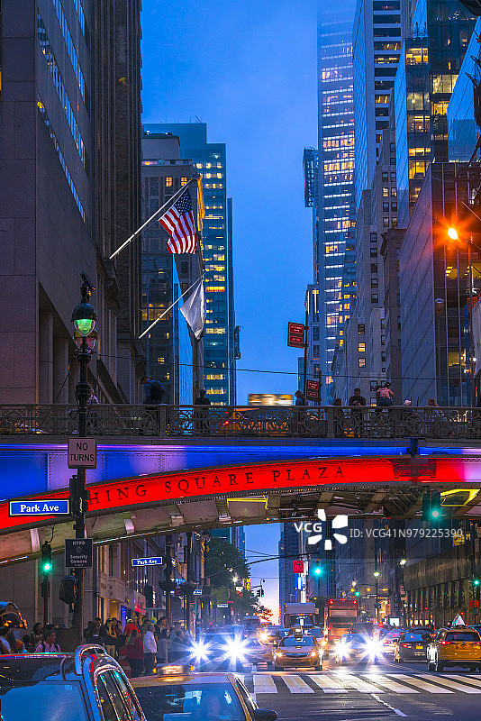 曼哈顿悬日期间穿过潘兴广场桥的车辆和行人（美国纽约，2018年5月30日）图片素材
