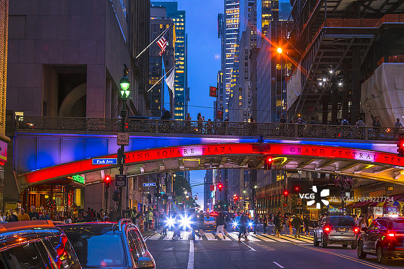 曼哈顿悬日期间穿过潘兴广场桥的车辆和行人（美国纽约，2018年5月30日）图片素材