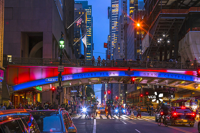 曼哈顿悬日期间穿过潘兴广场桥的车辆和行人（美国纽约，2018年5月30日）图片素材