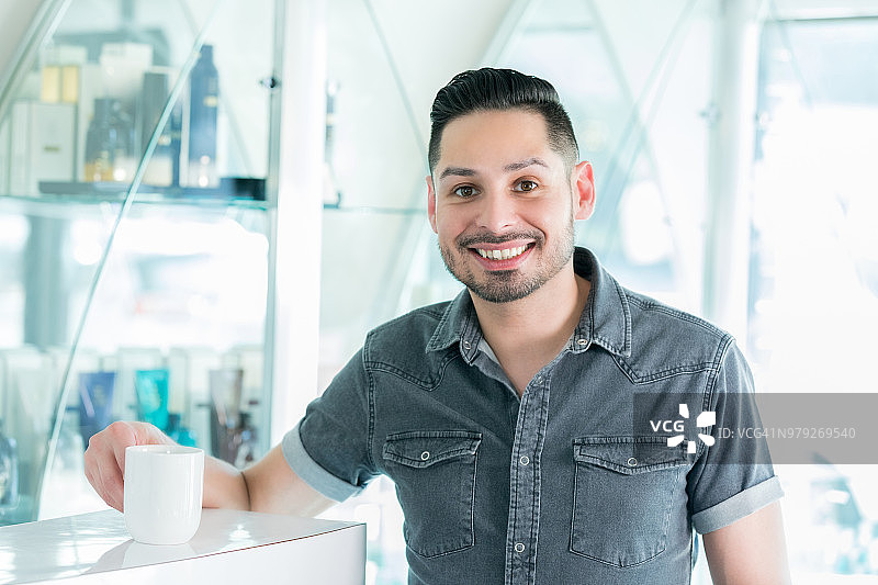 自信的中年男发型师图片素材