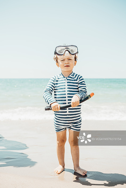 戴着潜水面罩的男孩图片素材
