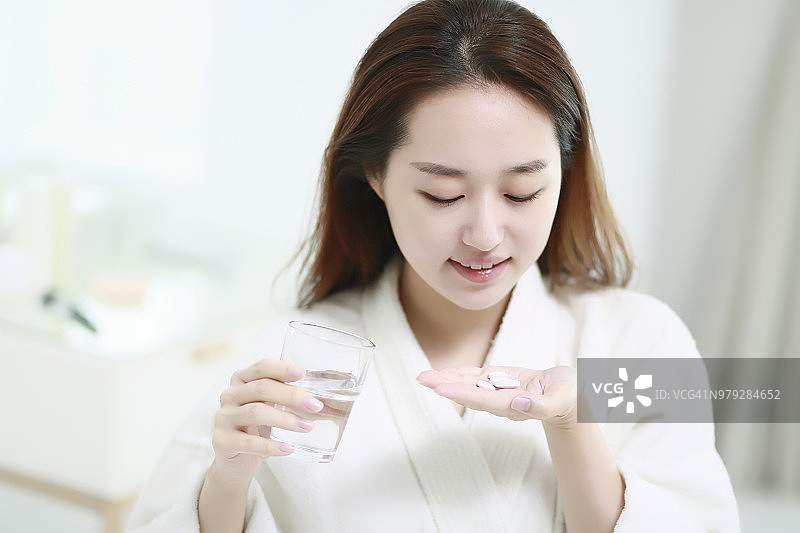 年轻女人正在吃药图片素材