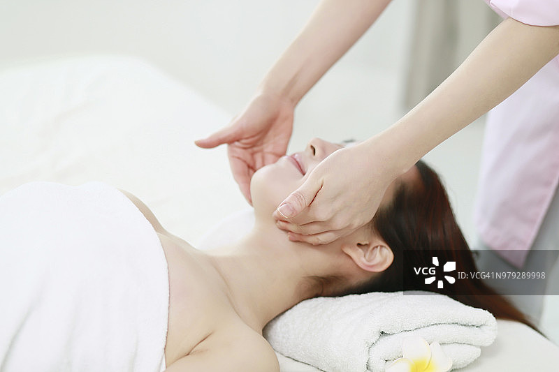 女性接受面部按摩图片素材