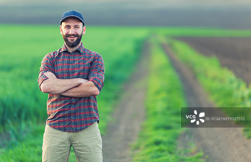 农民双手交叉站立图片素材