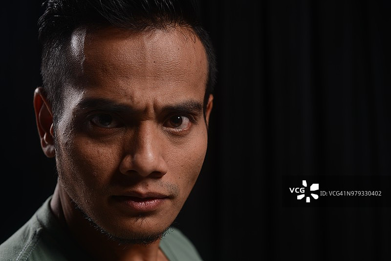 看着镜头的年轻阳刚亚洲男子 портрет图片素材