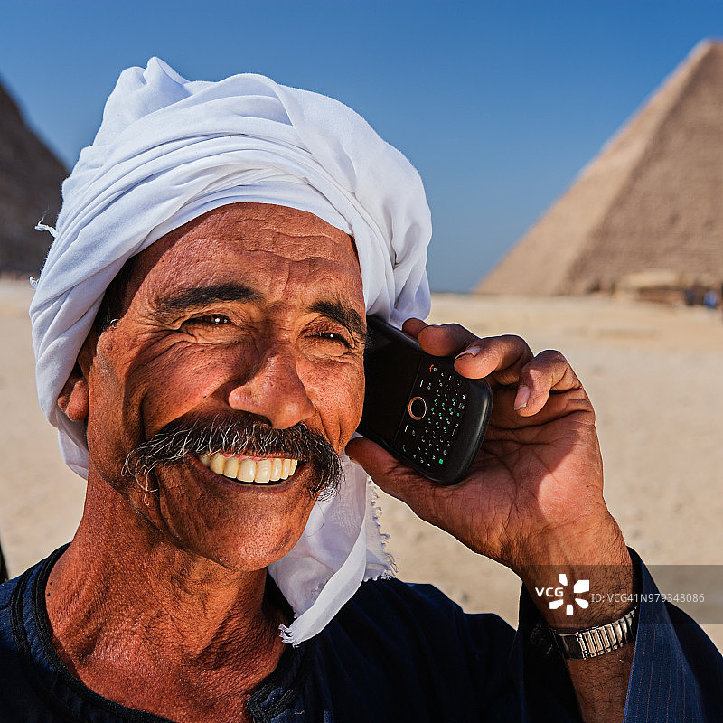 使用手机的贝都因人图片素材