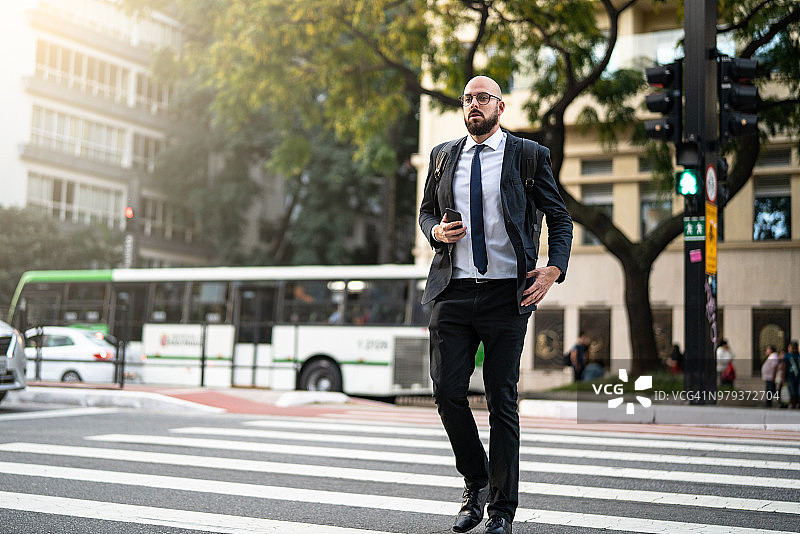 商人穿越巴西圣保罗市保利斯塔大街图片素材