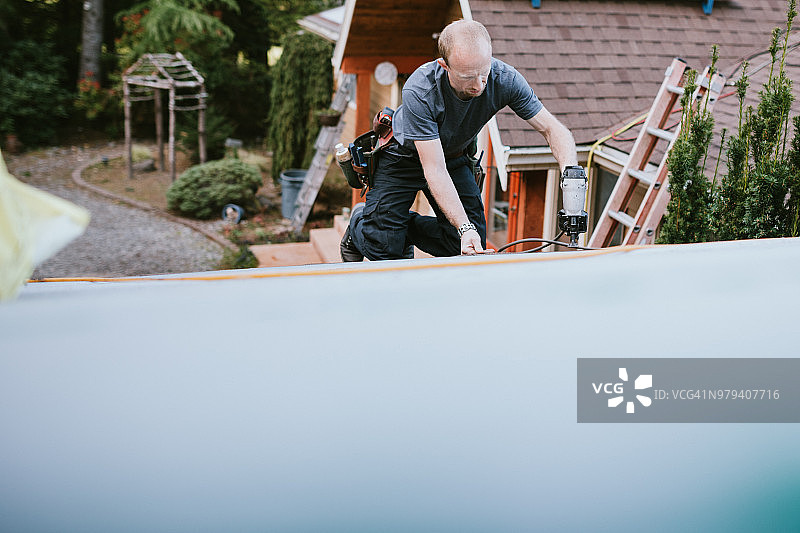 总承包商安装新屋顶图片素材