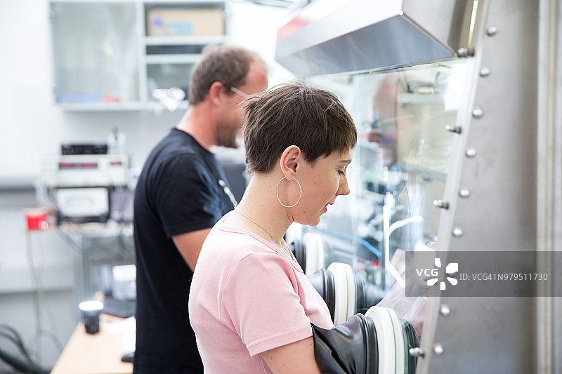 在有机半导体研究实验室工作的研究人员图片素材