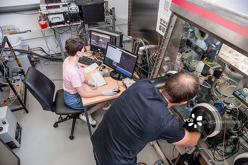 研究人员测量有机半导体中的瞬态光电流图片素材