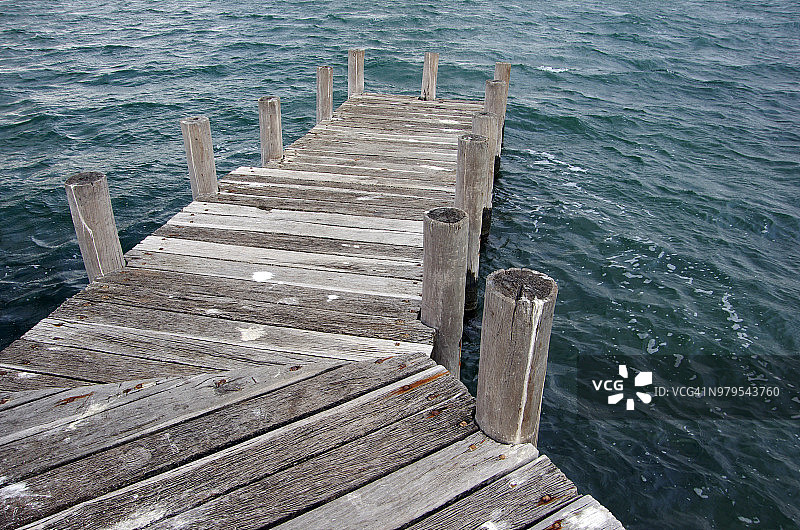 湖上的古老木制码头图片素材
