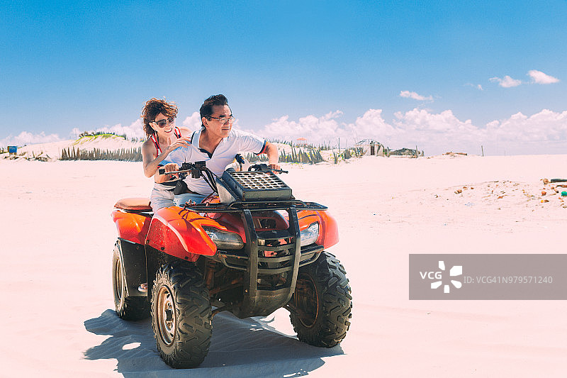 成年夫妇驾驶全地形车图片素材