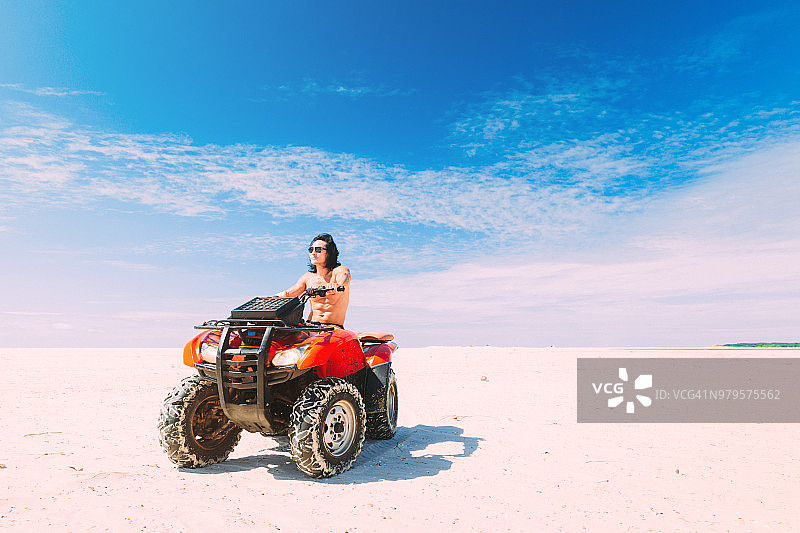 青年男子驾驶越野全地形车图片素材