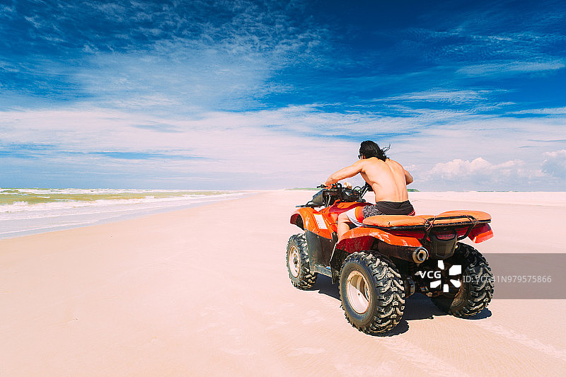 青年男子驾驶越野全地形车图片素材