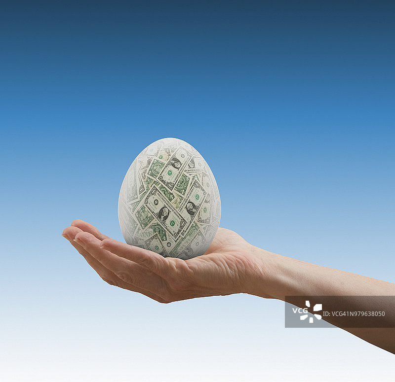 手持退休金图片素材