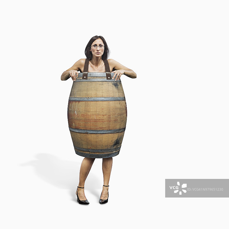 贫困妇女穿着桶，以显示绝望的经济需求图片素材