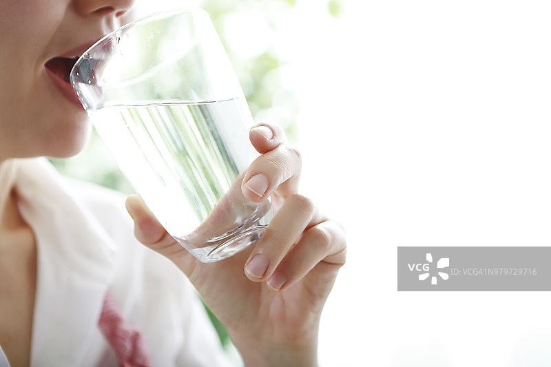 女人在客厅喝水图片素材