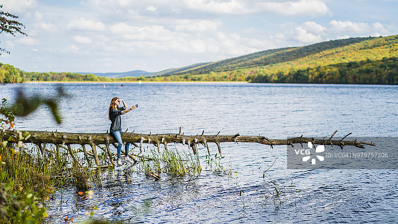 少女在宾夕法尼亚州波科诺斯地区的毛奇 chunk 湖自拍图片素材