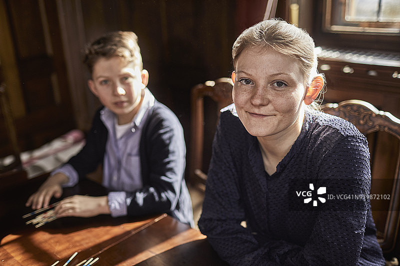 年轻女子和男孩玩 Mikado 游戏图片素材