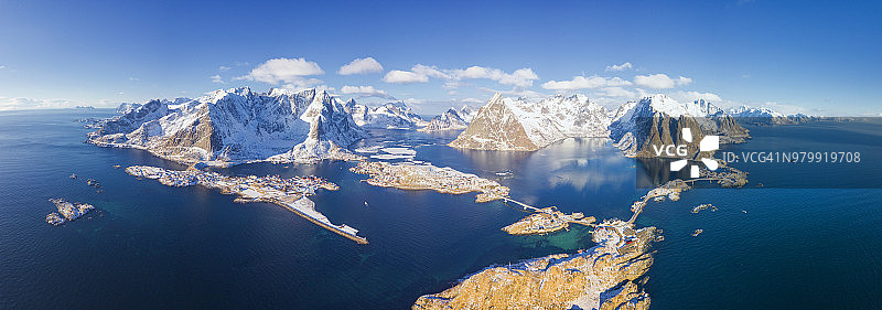 挪威罗弗敦群岛雷讷湾寒冷蓝色大海和群山航拍全景图片素材