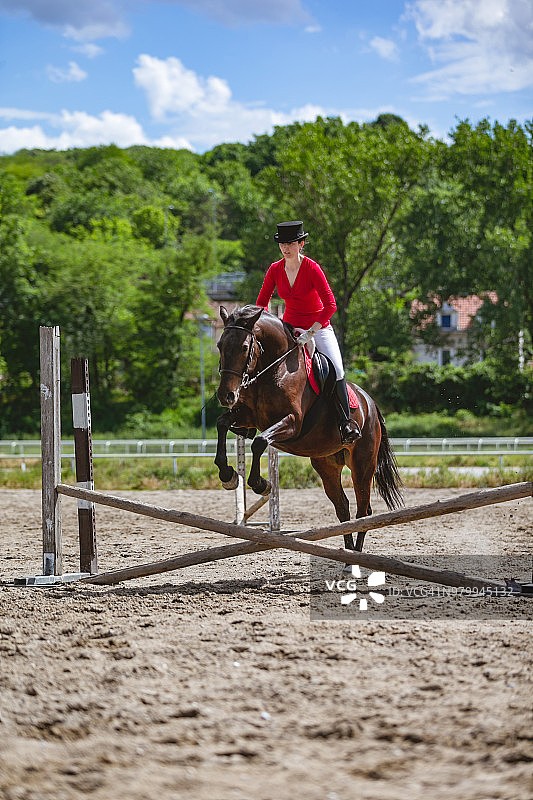 跳跃表演图片素材