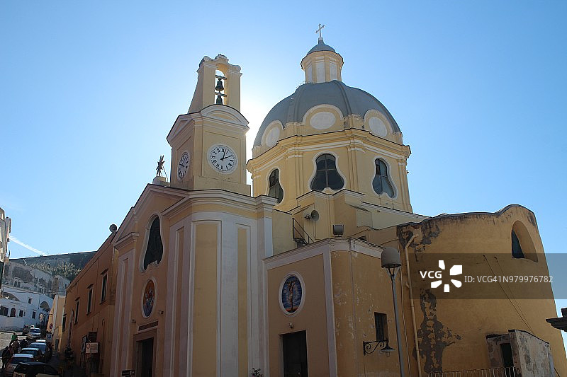 意大利普罗奇达岛科里切拉码头的圣玛利亚德尔格拉齐亚教堂图片素材