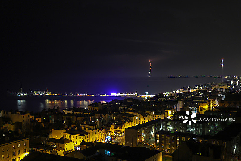 暴风雨下的布莱顿和英吉利海峡高角度视图图片素材